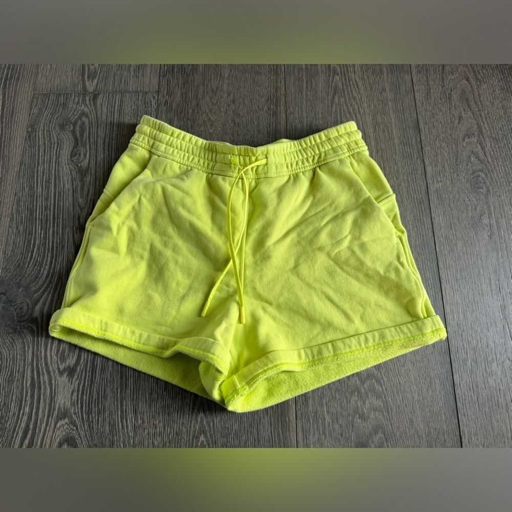 Lululemon Loungeful High-Rise Short 4" in Electric Lemon Size 6